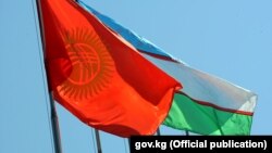 Флаги Кыргызстана и Узбекистана.