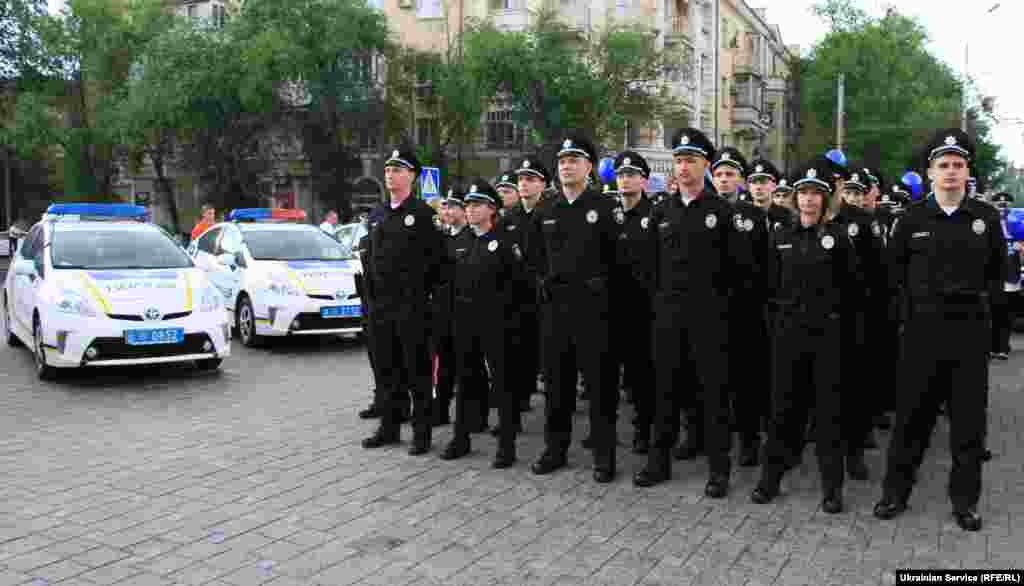 Патрульні поліцейські під час урочистої церемонії складання присяги у Маріуполі, Донецька область, 30 травня 2016 року