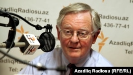 BBG Governor Victor Ashe during an interview in RFE/RL's Baku Bureau, 15Jun2011