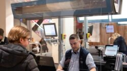 Zaštita od pleksiglasa u marketu u Štokholmu, Švedska, 1 april 2020.