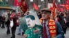 Қазан төңкерісінің 92 жылдығын атап өтуге Мәскеу көшесіне Сталиннің суретін ұстап шыққандардың бірі. 7 қараша 2009 жыл.