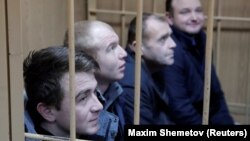 Четверо из 24 захваченных украинских моряков на заседании суда в Москве.