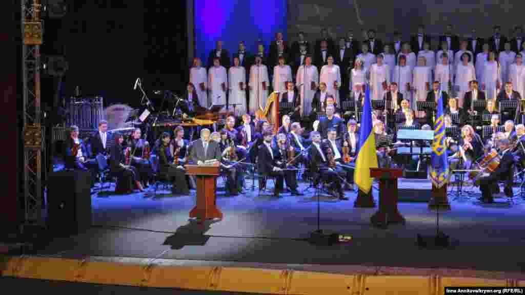 &nbsp;После исполнения национального гимна Украины и гимна крымских татар на сцену поднялся Рефат Чубаров