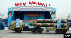 Ракетна система С-300 російського виробництва проїжджає повз трибуну офіційних осіб під час військового параду з нагоди щорічного Дня Національної армії Ірану в Тегерані, 18 квітня 2019 року