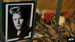 Почит след смъртта на Дейвид Боуи пред британското консулство в Санкт Петербург, Русия, 11 януари 2016 г.