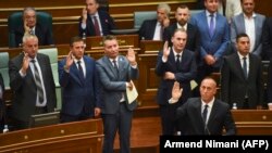 Haradinaj dhe kabineti i tij Qeverisës duke bërë betimin. Në Qeverinë e kryeministrit Haradinaj, vetëm një grua mban postin e ministres.