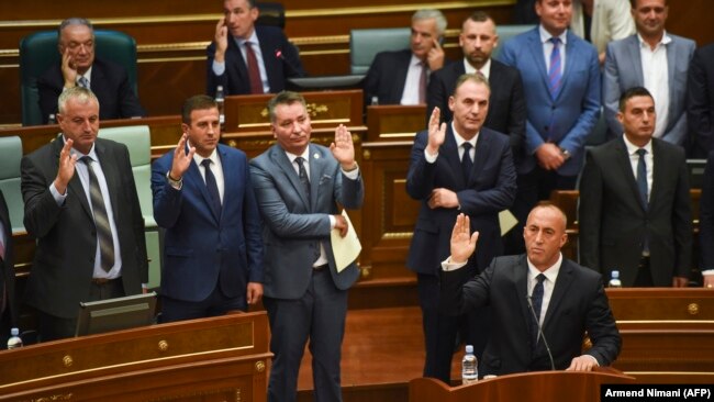 Kryeministri Ramush Haradinaj dhe anëtarët e kabinetit të tij qeverisës duke bërë betimin para Kuvendit. 9 shtator, 2017