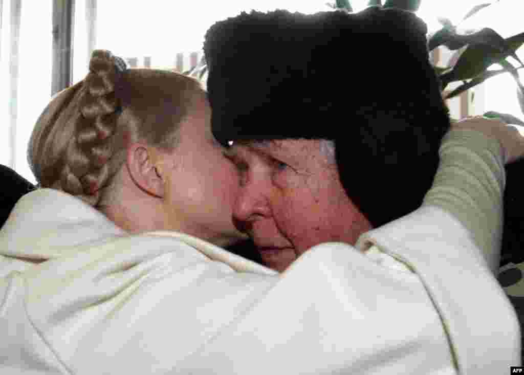 Юлія Тимошенко цілує літнього прихильника після голосування на виборчій дільниці у Дніпропетровську
