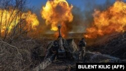 Українські військові артилерійського підрозділу ведуть вогонь по російських позиціях під Бахмутом на Донеччині, 8 листопада 2022 року