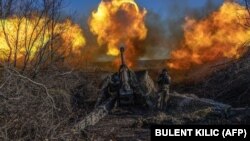 Українські військові артилерійського підрозділу ведуть вогонь по російських позиціях під Бахмутом на Донеччині