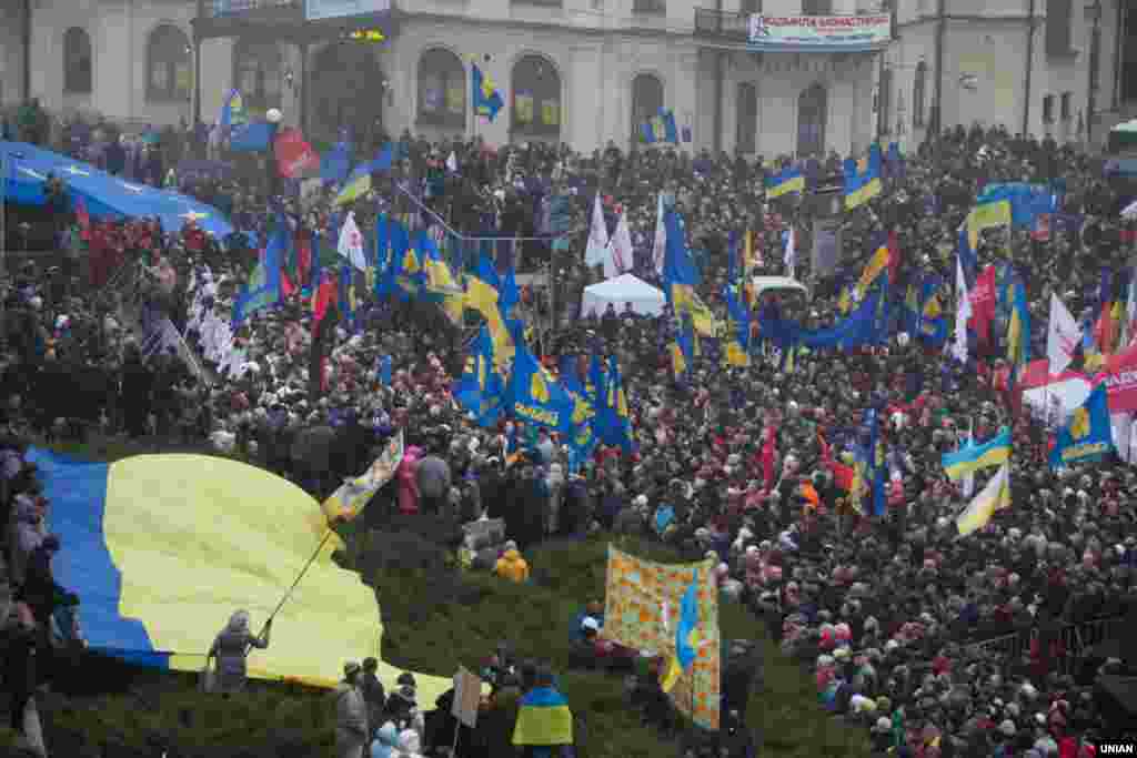 Учасники віче &laquo;За європейську Україну!&raquo; в Києві 24 листопада 2013 року