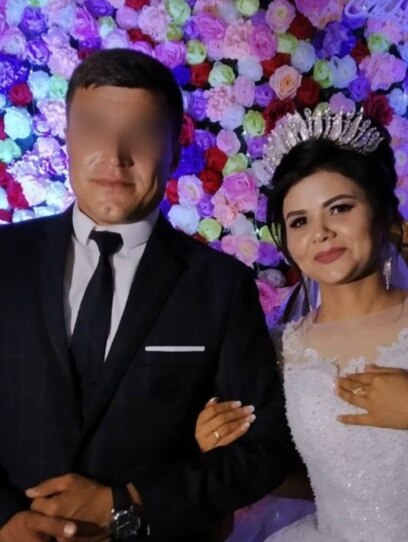 Bir vaqtning ozida ikkala teshikda katta xorozlar bilan defloratsiya