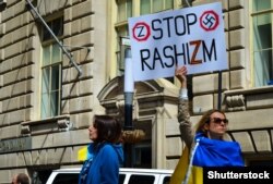 Плакат «Стоп рашизм» на акції проти вторгнення Росії до України. Нью-Йорк, США, 23 квітня 2022 року