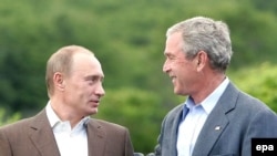 جرج بوش رییس جمهوری آمریکا و ولادیمیر پوتین رییس جمهوری روسیه