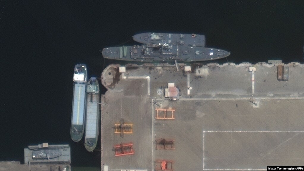 تصویر ماهواره‌ای از ناوچه کنارک، پیش از ترک بندر کنارک در مأموریت منتهی به حادثه اصابت موشک