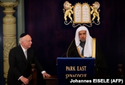محمد العيسى، رئیس اتحادیه جهان اسلام در بازدید از کنیسه‌ای در نیویورک