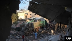 Razbacana humanitarna pomoć nakon što je konvoj pogođen u Alepu