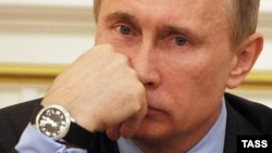 Владимир Путин с часами Blancpain. Москва, 26 апреля 2012 года.