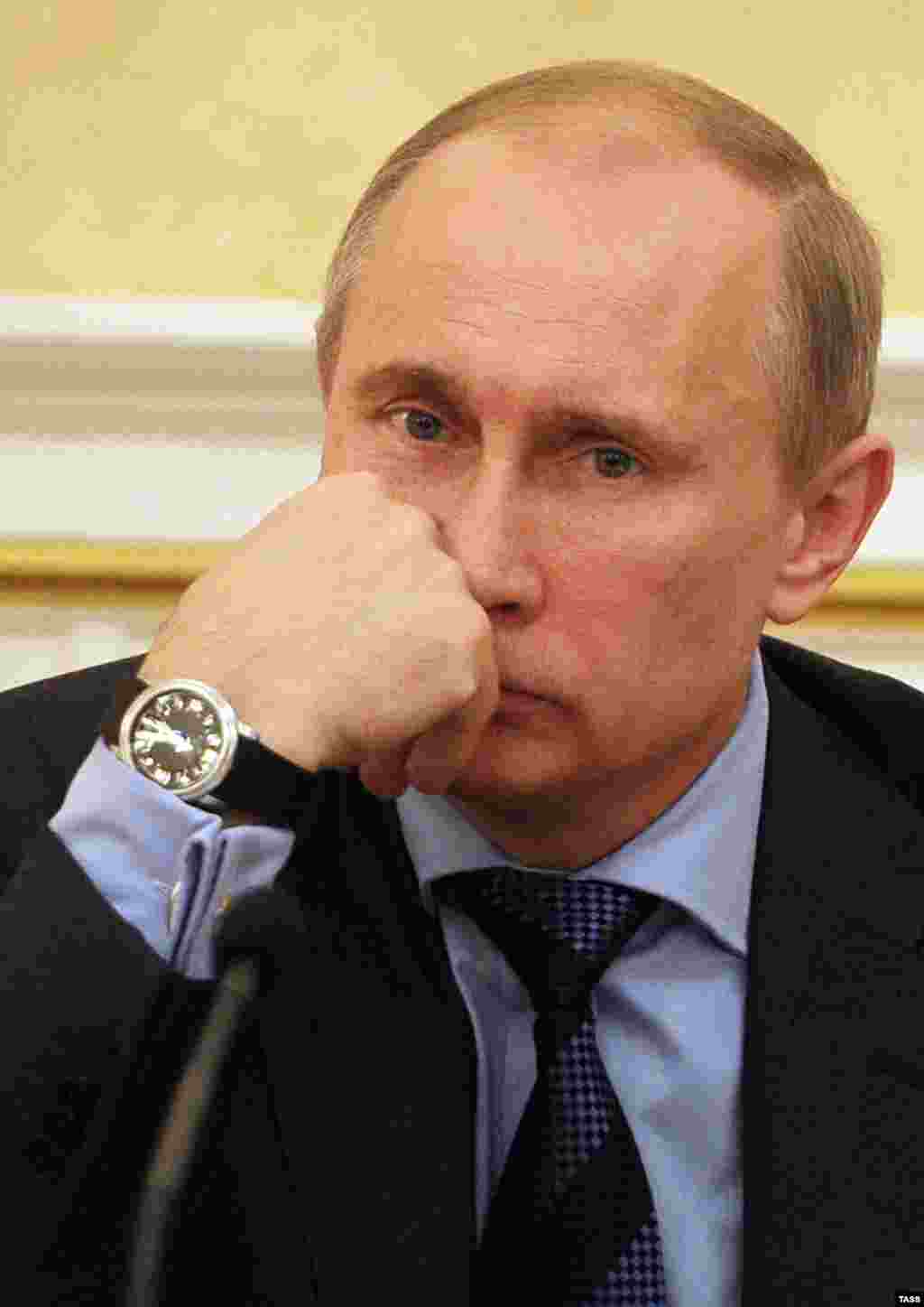 Володимир Путін, іще прем&rsquo;єр-міністр Росії, але вже обраний утретє на президента, на засіданні президії російського уряду у квітні 2012 року