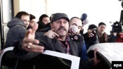 Turkish policemen arrest a tv producer (file photo).