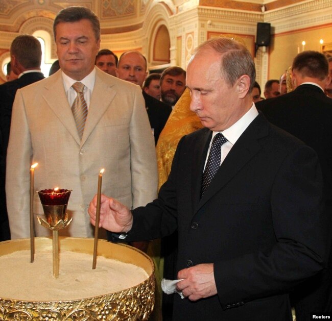 Виктор Янукович и Владимир Путин во время богослужения в Севастополе в июле 2013 года