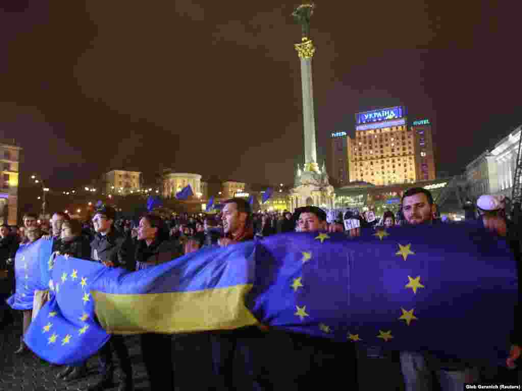 21 листопада 2013 року. Протестувальники на площі висловлюють невдоволення рішенням Януковича відмовитися від підписання Угоди про асоціацію з ЄС
