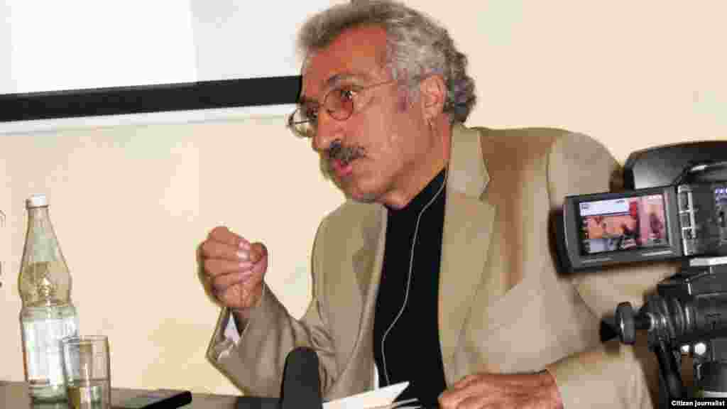 عباس میلانی در مراسم رونمایی از نسخه فارسی کتاب «نگاهی به زندگی شاه» در برلین