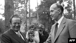 Finlanda: președintele Franței, Valery Giscard d'Estaing și liderul Iugoslaviei, generlalul Tito la cea mai mare conferință europeană de la Helsinki, la care au participat 35 de state, 28 iulie 1975.