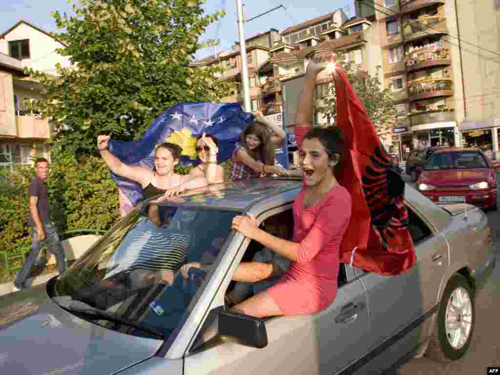 Косовските албанци прославуваат во Митровица