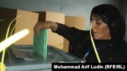 A woman casting vote in Kabul.