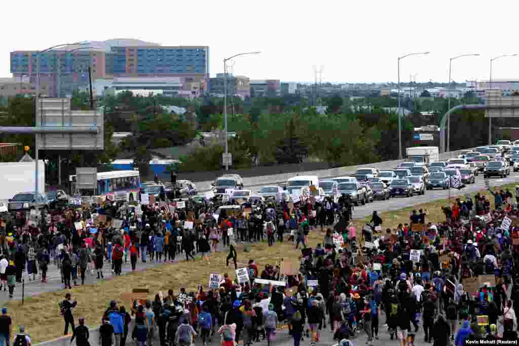 Протестувальники заблокували вулицю під час ходи проти смерті Іллі МакКлейна та расової несправедливості. 25 липня 2020 року, Аврора, штат Колорадо