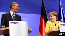 АҚШ президенті Барак Обама Германия канцлері Ангела Меркельмен баспасөз конференциясын өткізіп тұр. Ганновер, 24 сәуір 2016 жыл.