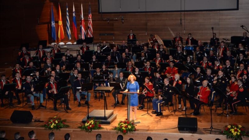 Грчки воен оркестар ја свиреше химната на Северна Македонија