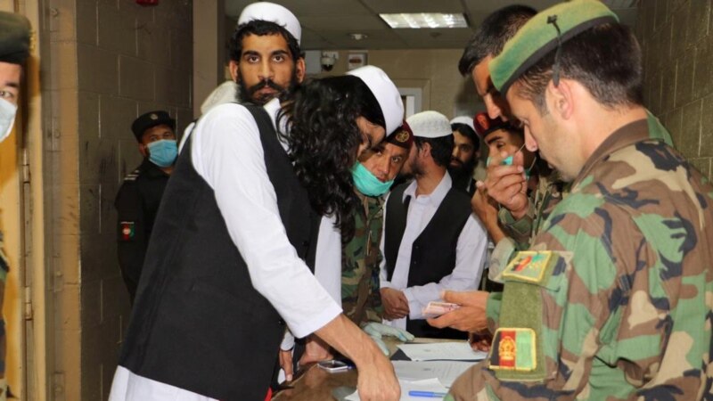 Guvernul afgan a eliberat 100 de prizonieri talibani