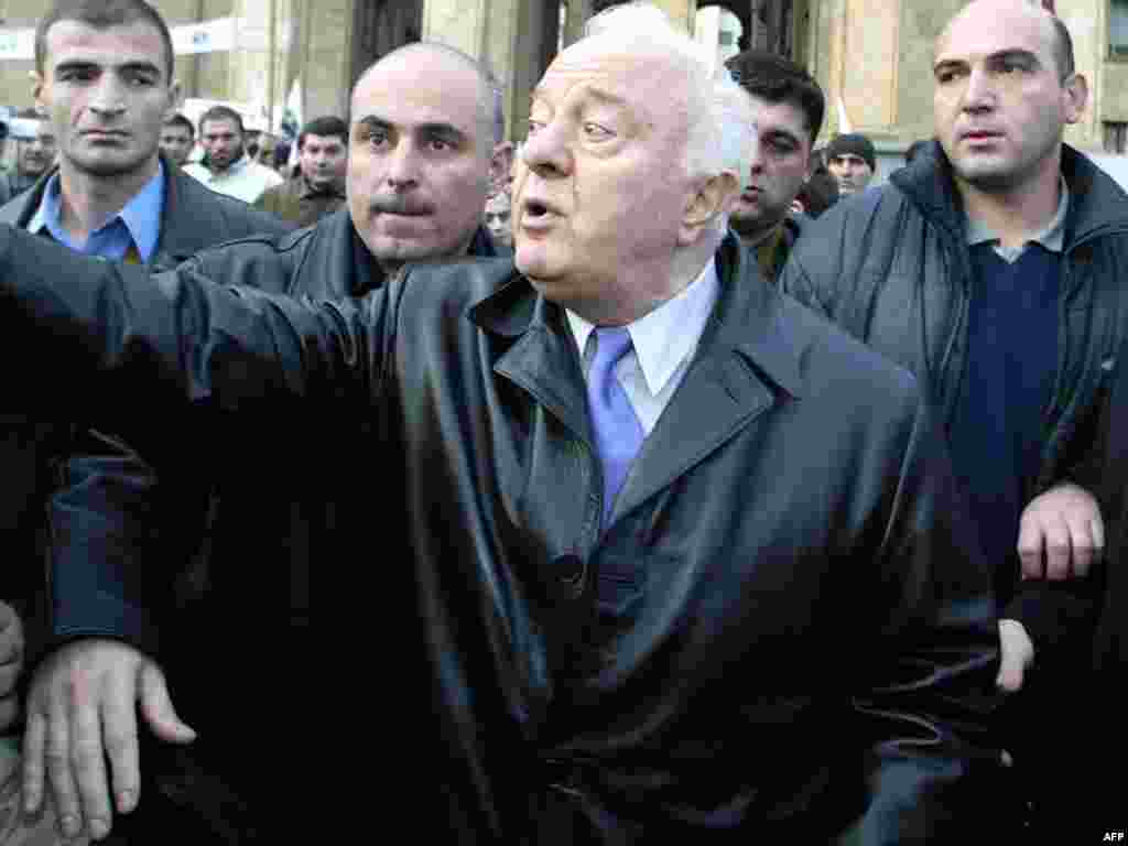 2003-cü ildə Qızılgül İnqilabı günləri parlamentin binasının qarşısında aksiya iştirakçıları arasına gəlir.&nbsp;