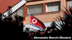 Flamuri i Koresë së Veriut i vendosur para Ambasadës verikoreane në Romë. Fotografi nga arkivi. 