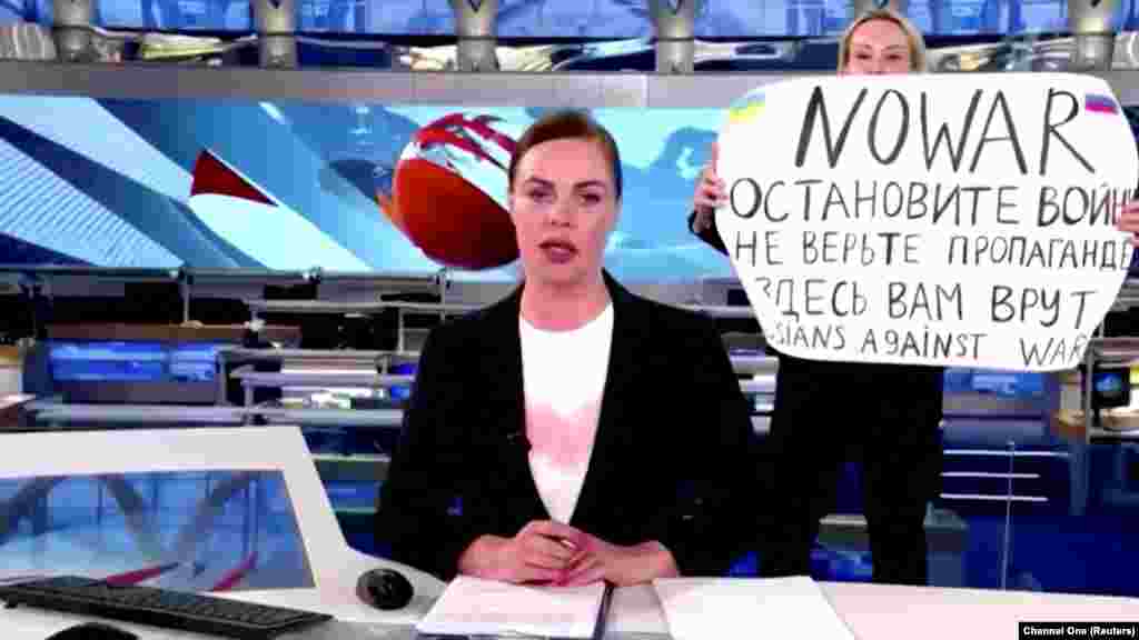 Redaktorja e televizionit rus, Marina Ovsyannikova, ndërpret një transmetim të drejtpërdrejtë më 14 mars me një pankartë ku shkruhej: &quot;Ndaloni luftën. Mos i besoni propagandës. Ata ju gënjejnë këtu&quot;. Ovsyannikova u gjobit me 30,000 rubla (250 dollarë) dhe u transferua në Gjermani, ku më vonë mori çmimin &#39;Havel Dissent&#39; për protestën e saj.