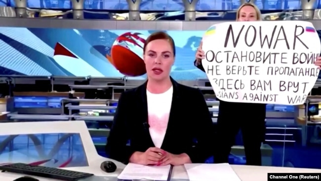 Акция Марины Овсянниковой в прямом эфире, 14 марта 2022 года
