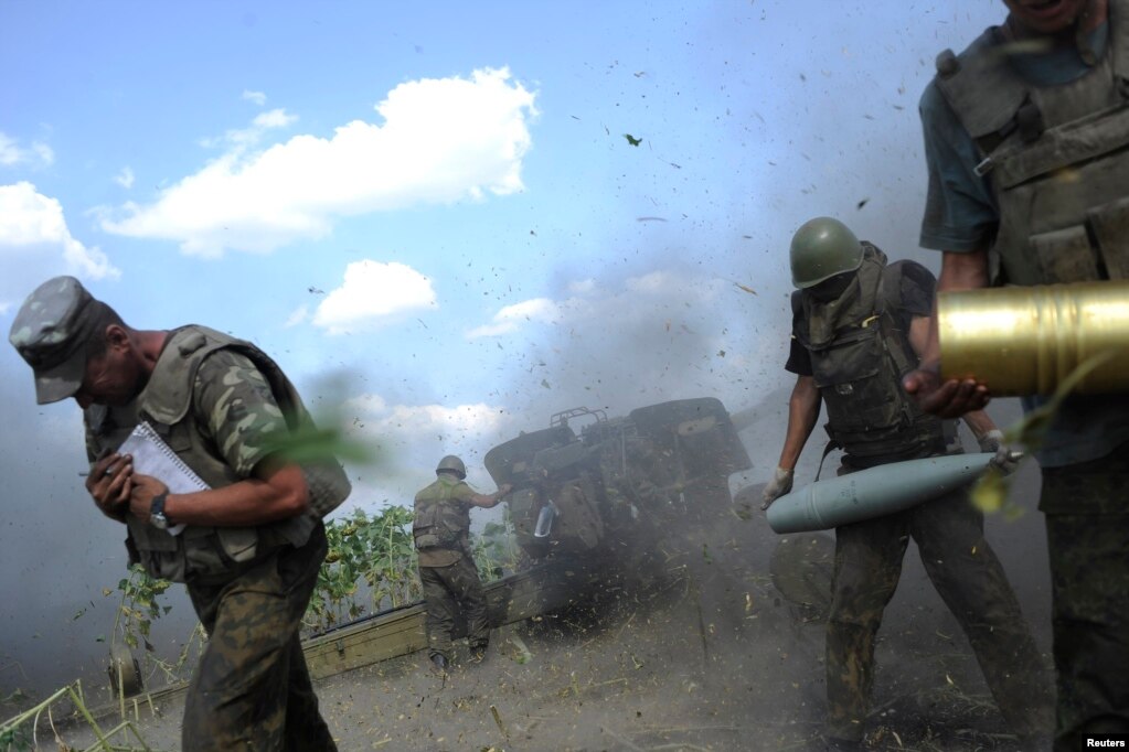 Ushtarakë ukrainas duke lëvizur pas të shtënave me artileri gjatë një operacioni ushtarak kundër separatistëve pro-Rusisë, afër Pervomajskut, në rajonin lindor të Luhanskut, më 2 gusht 2014.