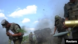 Украинские военные во время боевых действий. Первомайск, 2 августа 2014 года.