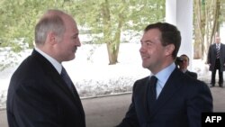 Rusiya prezidenti Dmitry Medvedev (sağda) beloruslu həmkarı Alexander Lukashenko ilə görüşür. 19 mart 2009