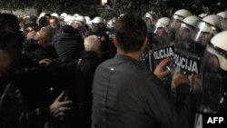 Pamje gjatë protestave në Podgoricë, me ç'rast ka pasur përleshje ndërmjet protestuesve opozitarë dhe policisë