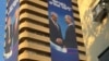 Баннеры с Путиным и Трампом на здании "Дома Жаботинского" в Тель-Авиве, где расположена штаб-квартира партии Беньямина Нетаньяху "Ликуд"