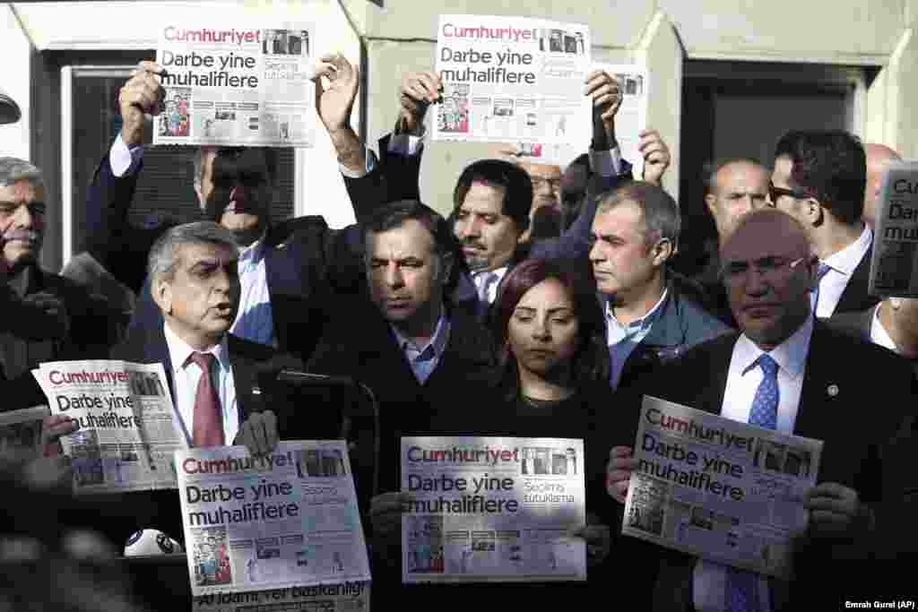 ТУРЦИЈА - Судот во Истанбул осуди шест новинари на доживотни казни затвор обвинети за вмешаност во обидот за државен удар во 2016 година, соопштија турските медиуми. Меѓу осудените денеска се поранешниот уредник на весникот Тараф - Ахмет Алтан, неговиот брат, новинарот и академик Мехмет Алтан и истакнатиот новинар Назли Иличак. Новинарите беа обвинети за поврзаност со исламскиот свештеник од САД Фетилах Ѓулен, кого Турција го обвини за неуспешниот обид за пуч во јули 2016 година. Ѓулен ги отфрла обвиненијата.