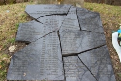 Розбита меморальна плита на могилі вояків УПА на горі Монастир у Польщі. 2 березня 2020 року