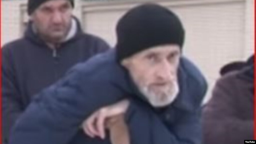 Асланбек Бахарчиев на митинге 21 декабря в селе Пригородное, Чечня