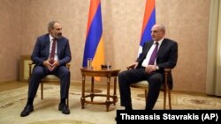 Президент Нагорного Карабаха Бако Саакян (спрва) и премьер-министр Армении Никол Пашинян, Степанакерт, 9 мая 2018 г.