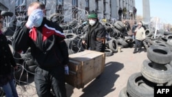Проросійські активісти біля барикад під Донецькою ОДА, 7 квітня 2014 року