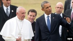 Президент США Барак Обама приветствует папу римского Франциска в Вашингтоне 