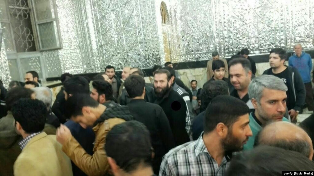 به نوشته کانال تلگرامی دولت بهار، تعدادی از نیروهای لباس شخصی به بست نشینان در حرم عبدالعزیز حمله کردند.